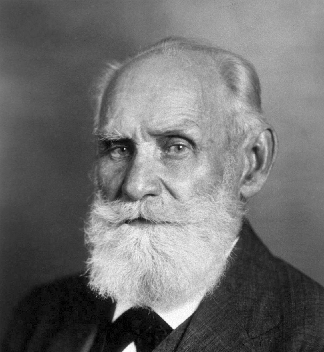 Ivan Pavlov con un perro en su laboratorio
